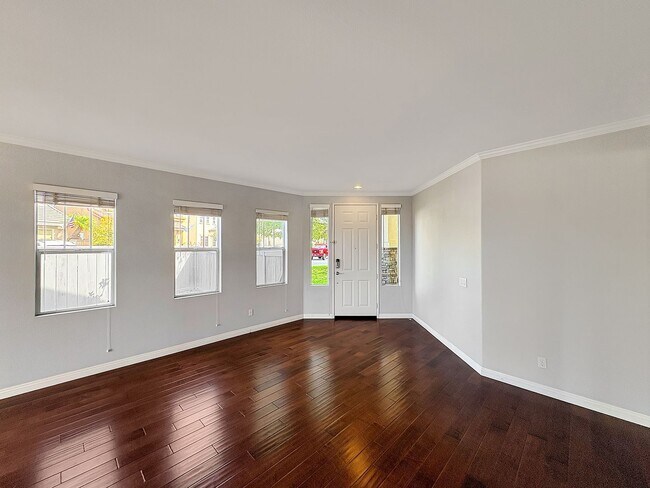 Building Photo - Beautiful 4B/3BA house w/ large backyard i...
