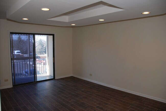 Building Photo - 2216 Country Club Dr