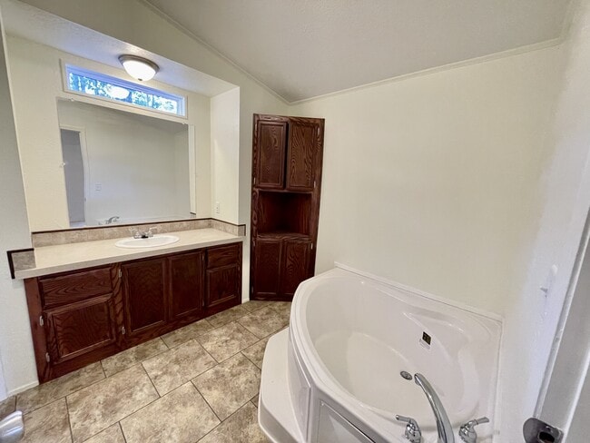 Building Photo - 129 Bonanza Dr