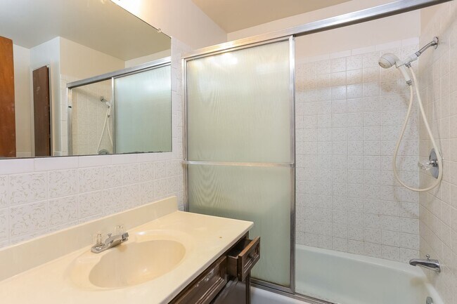Building Photo - 2408 Lake Dr