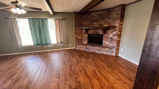 Building Photo - 4 Bed / 2 Bath Home with Fenced Backyard