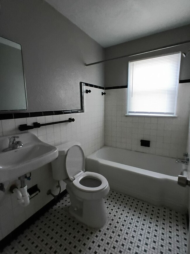 Building Photo - CLOSE TO TINKER! *PROMO FIRST FULL MONTH FREE!