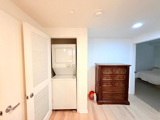 Building Photo - Fantastic 2 Bed 2 Bath Condo Partially Fur...