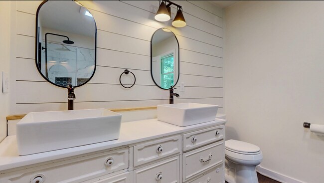 Building Photo - Updated Cape-Style Home Near Sherwood & Si...