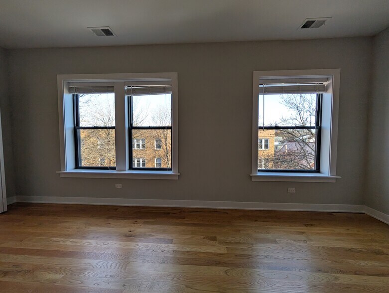 Building Photo - 2203 W Eastwood Ave