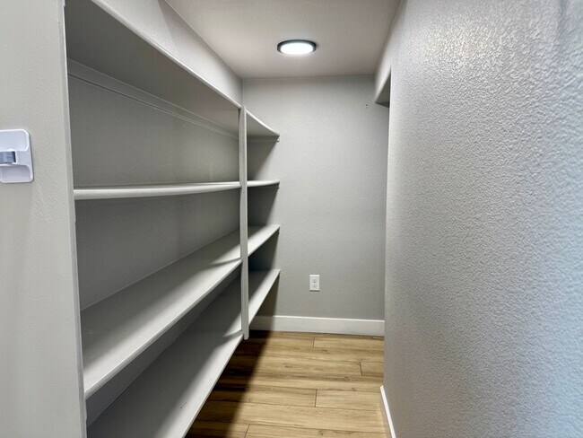 Building Photo - 3/BD 2.5/BA Contemporary Comfort in a Prime Location!