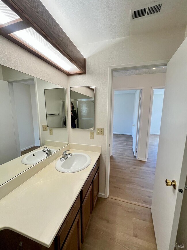 Building Photo - 111 Thresher Dr