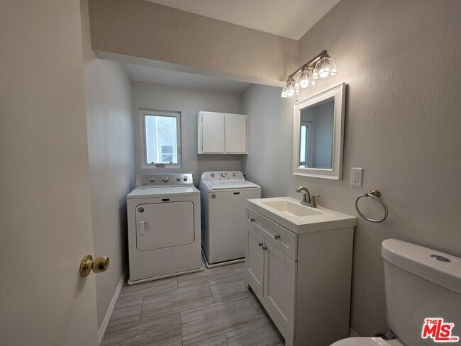 Building Photo - 4866 1/2 McConnell Ave