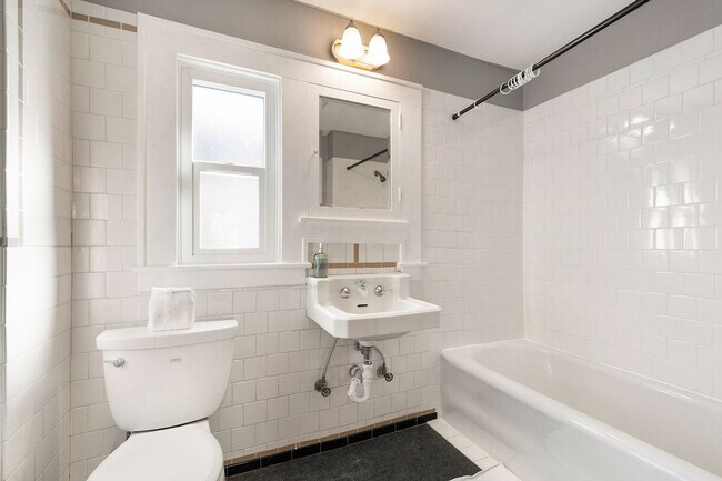 Building Photo - 1005 E Roy St