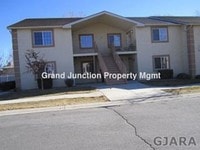 Building Photo - MUST SEE 3 Bed 2 bath