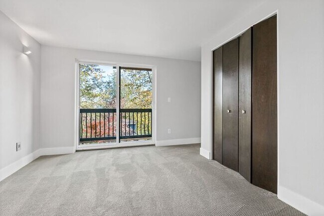 Building Photo - Luxurious Air-Conditioned Leschi View Townhome