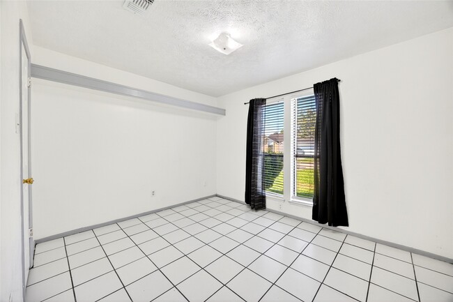 Building Photo - 3031 Shawnee Dr