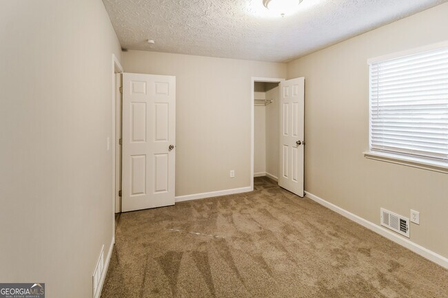 Building Photo - 635 Lakeridge Cir SE