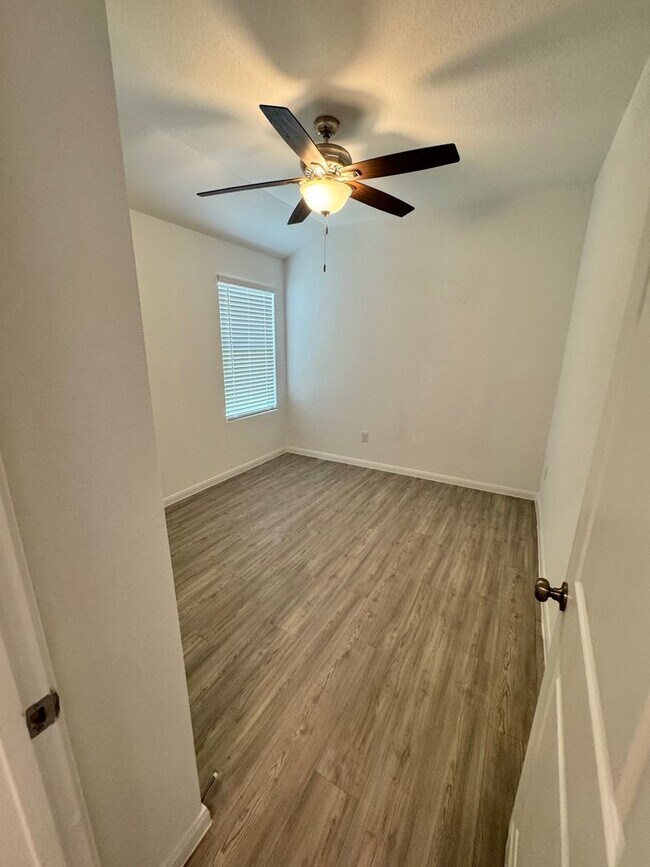 Building Photo - Modern & Newly Built 3/2/2 Home in New Bra...