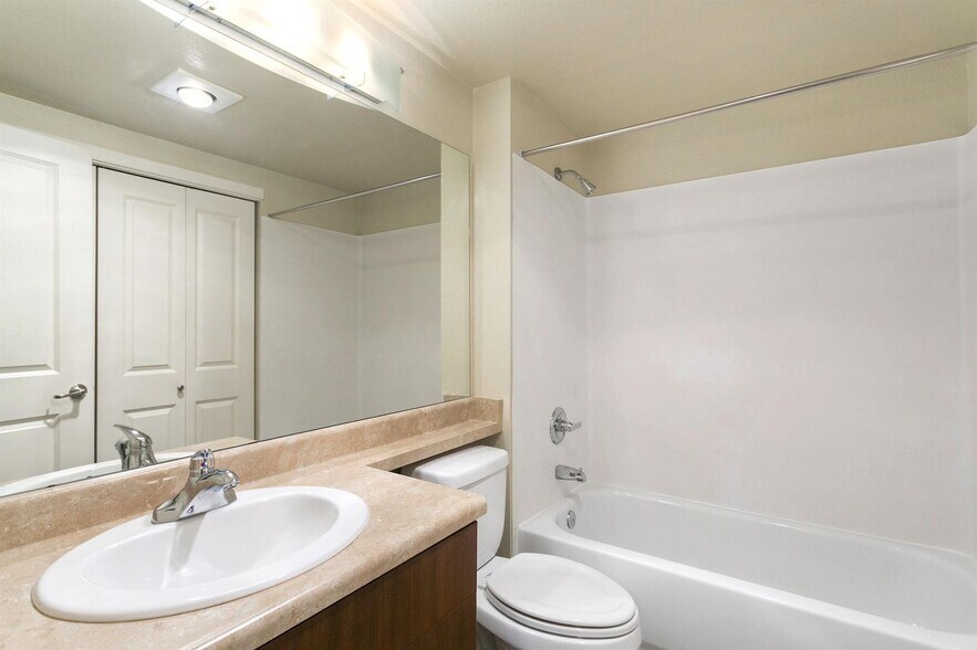 Building Photo - Spacious Mill Creek Corner unit Condo In-Town