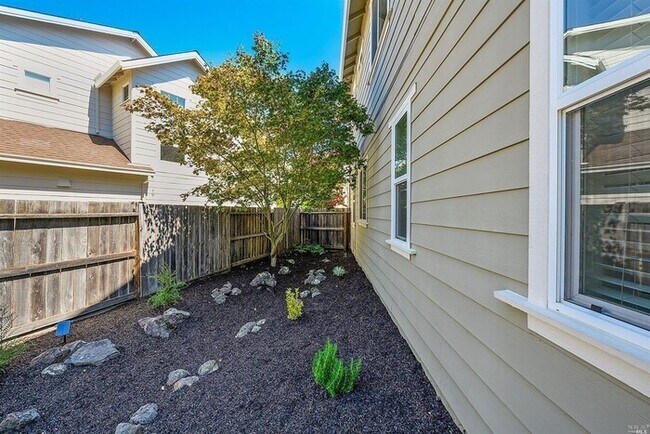 Building Photo - One of Northwest Nicest homes