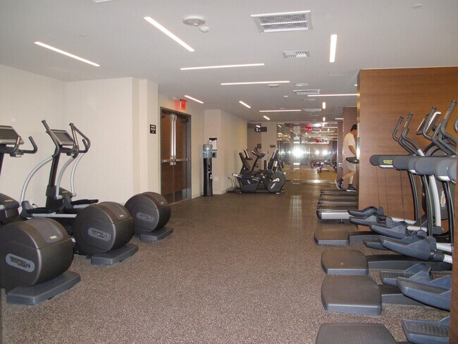Building Photo - Exquisite 2 Bed/2 Bath Downtown Condo at I...