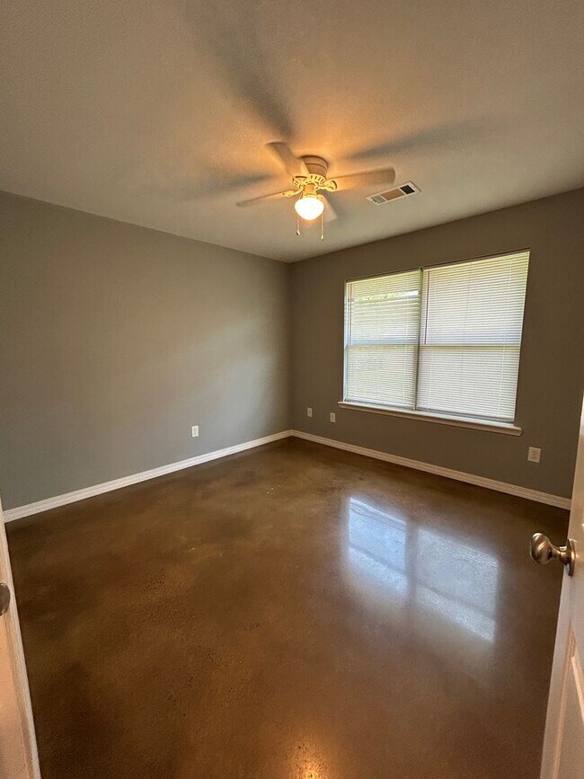 Building Photo - 117 Sequoya Dr