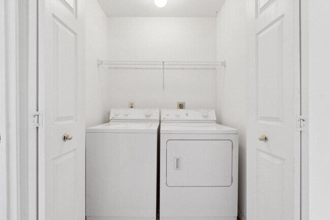 Building Photo - Wonderful Townhome