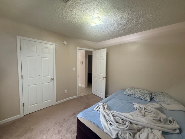 Building Photo - Two Bedroom Cutie