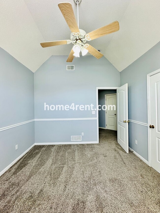 Building Photo - Spacious, 2 Story Home in Blue Valley Scho...