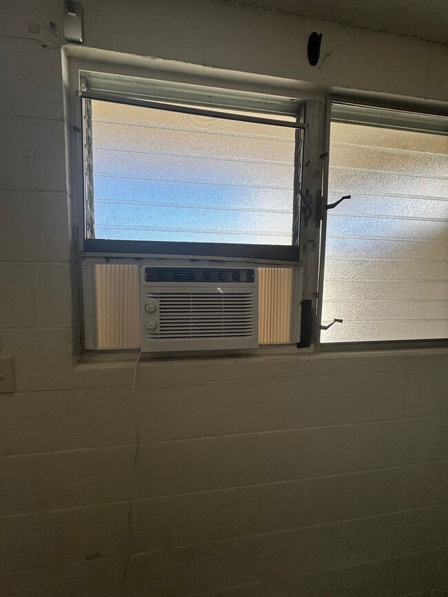 Building Photo - 2 Bed 1 Bath with 1 reserved parking in Moiliili