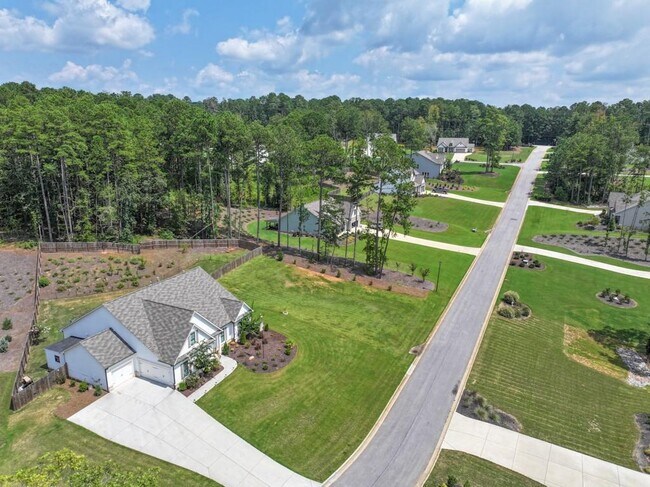 Building Photo - 2121 Charmond Dr