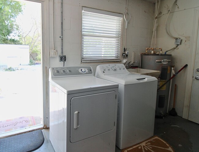 Building Photo - 3 Bed, 2 Bath Furnished Home With Screened...