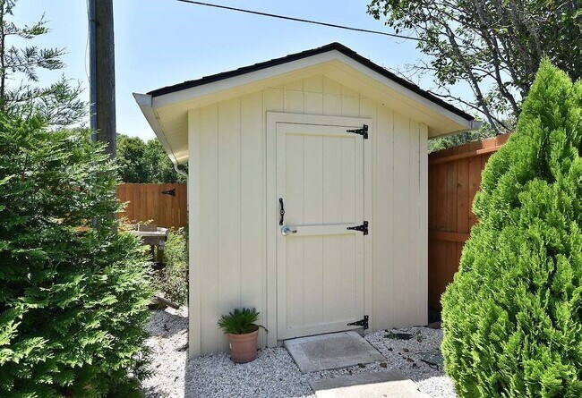 Building Photo - 22121 Atwater Canyon Ln
