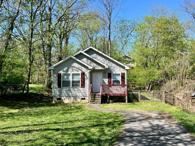 Building Photo - 3 Bedroom in West Asheville!