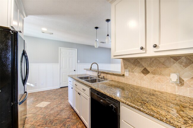 Building Photo - 2714 Southmore Ave