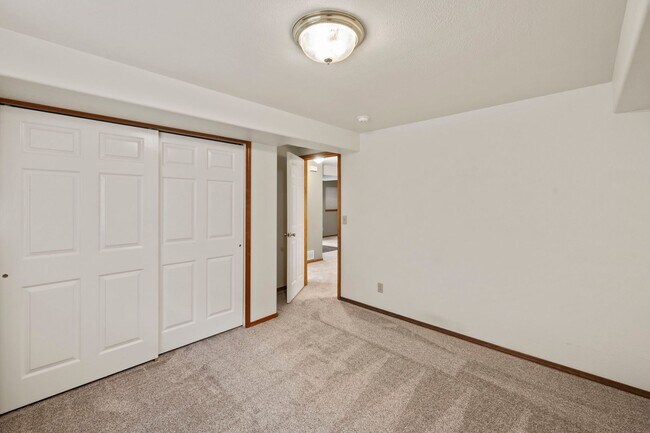 Building Photo - Sundown Rancher with Mountain Views, Walk-...