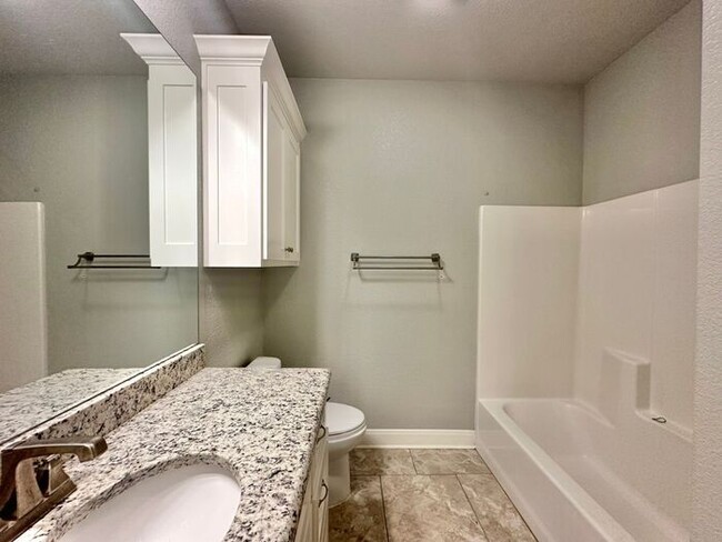 Building Photo - Tour Today! Stunning 3 Bed 2 Bath in South...