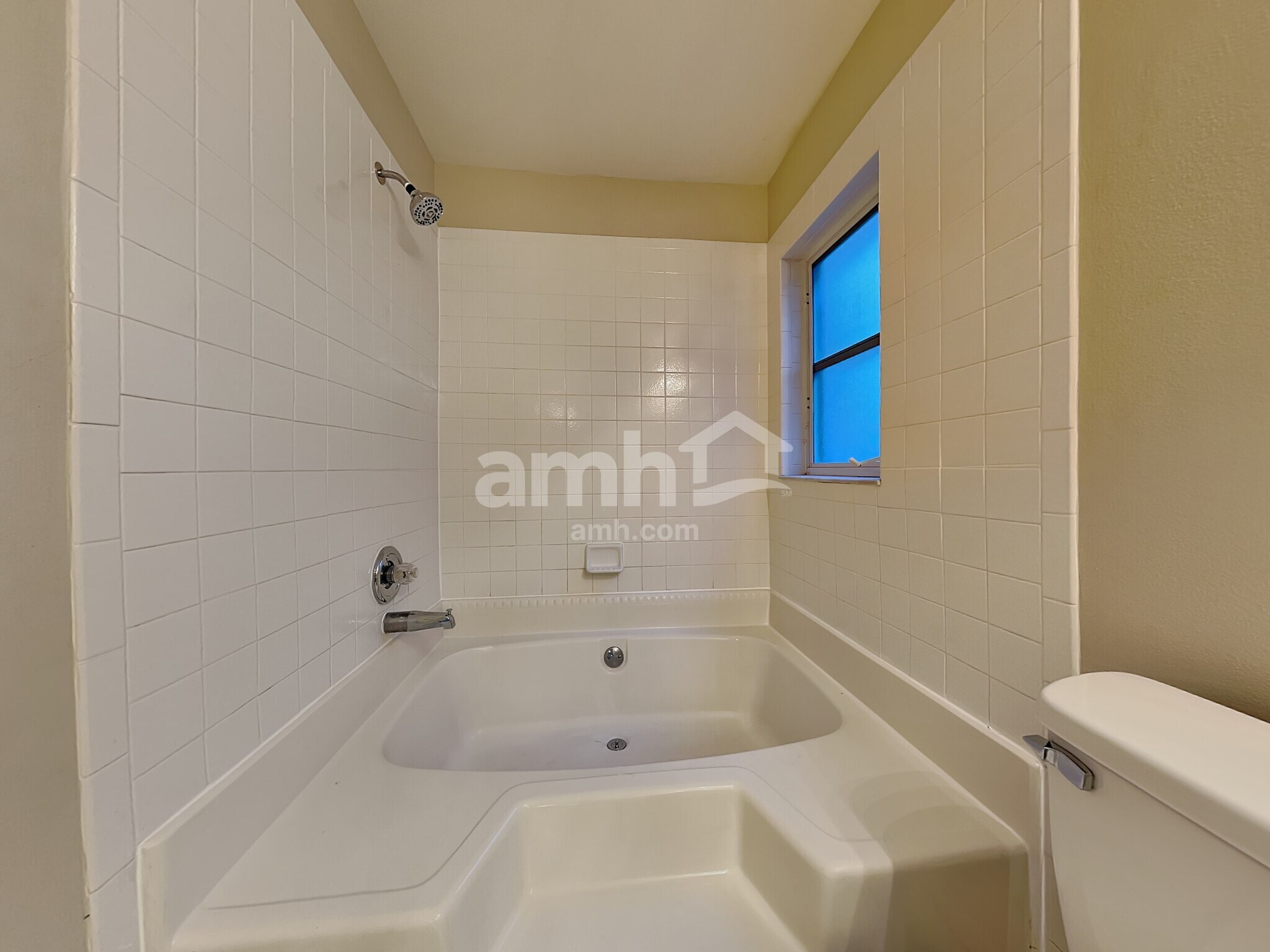 Building Photo - 17758 Oak Bridge St