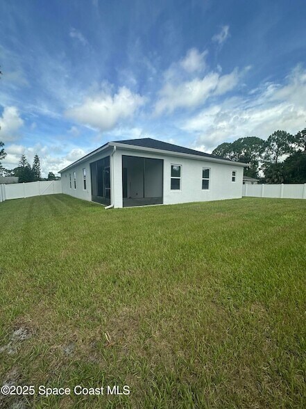 Building Photo - 871 Buchanan Ave SE