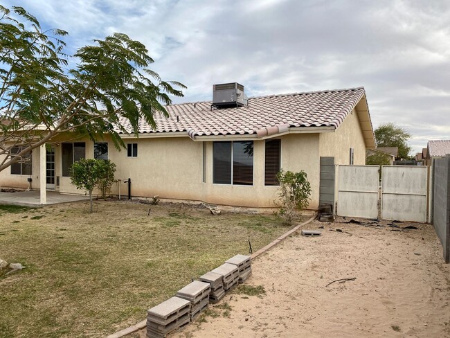 Building Photo - 4 Bedroom 2 Bath Home located in Mountain ...