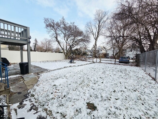 Building Photo - 168 W River St