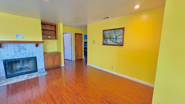 Building Photo - Spacious and bright Hawthorne front house