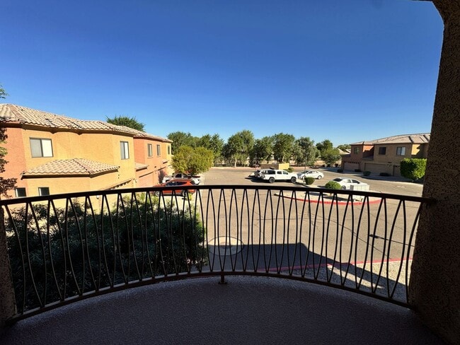 Building Photo - Modern Remodeled Condo with 3 Ensuite Bedr...