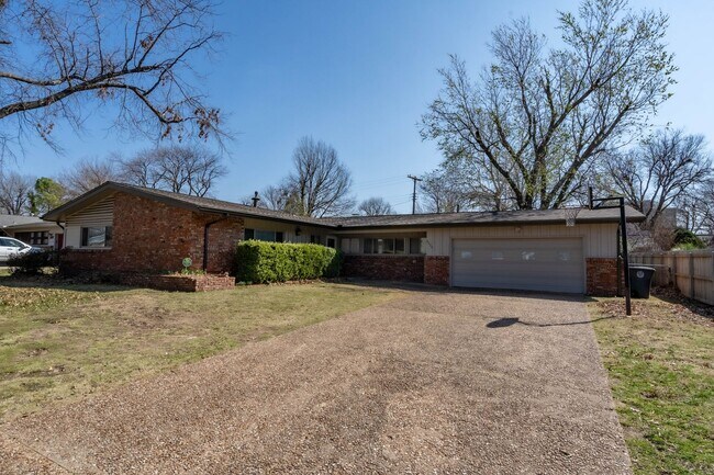 Building Photo - 3 Bed | 2 Bath in Midtown!