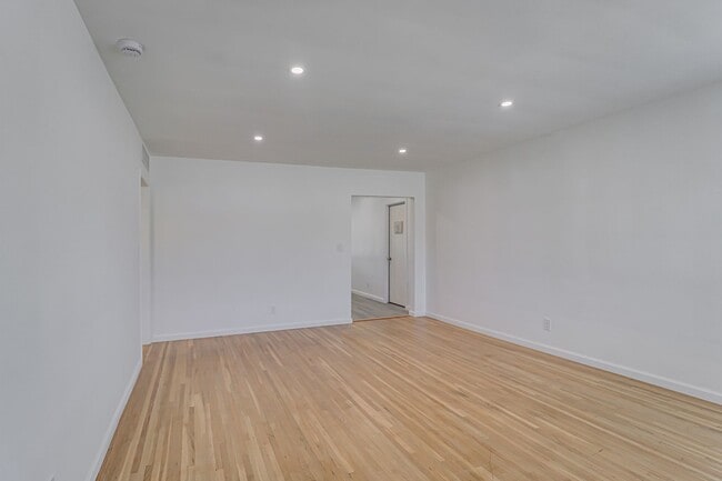 Building Photo - Newly Remodeled East Side Home!