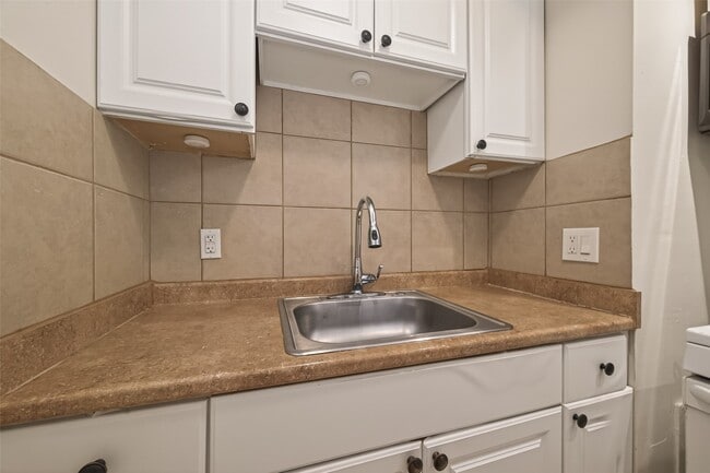 Building Photo - 2021 Southgate Blvd