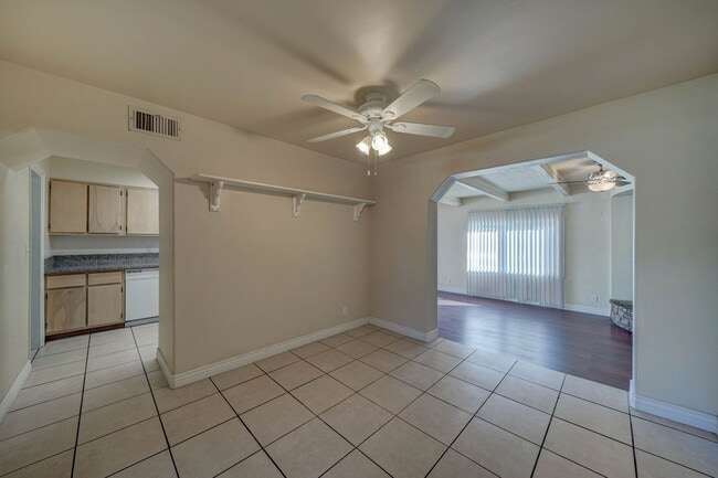 Building Photo - 2133 W Morten Ave