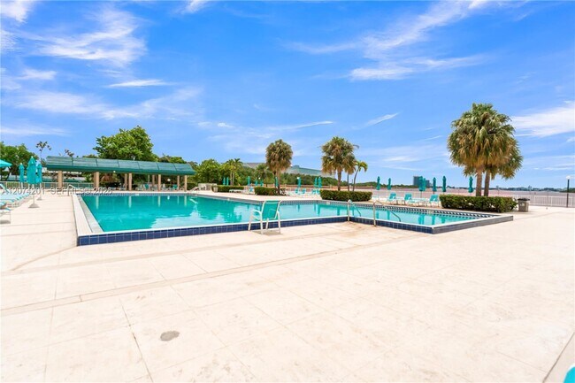 Building Photo - 300 Bayview Dr