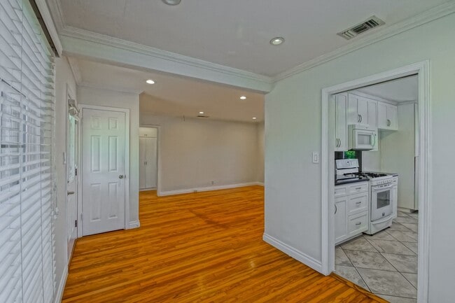 Building Photo - CHARMING, BRIGHT & AIRY HOME ON LARGE CORN...