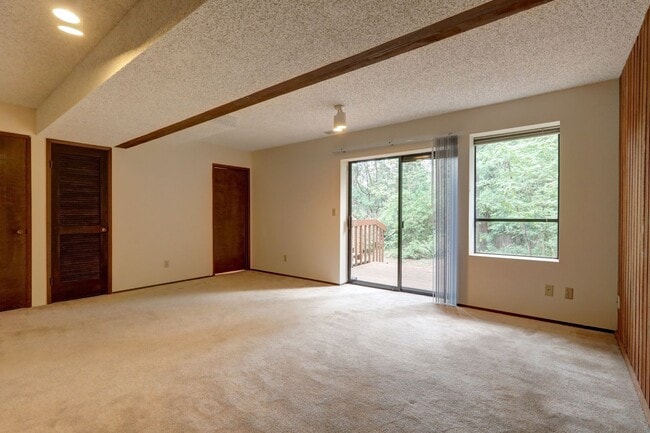 Building Photo - Spacious 4BR 2.75BA Tri-level home in quie...