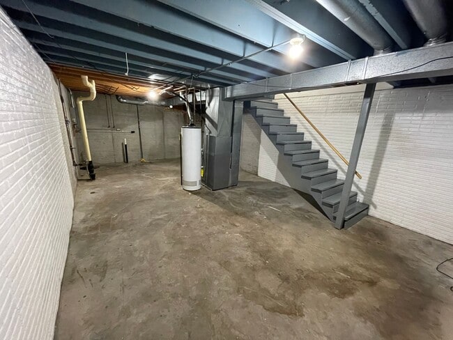 Building Photo - 2 BR townhouse with basement and off street parking