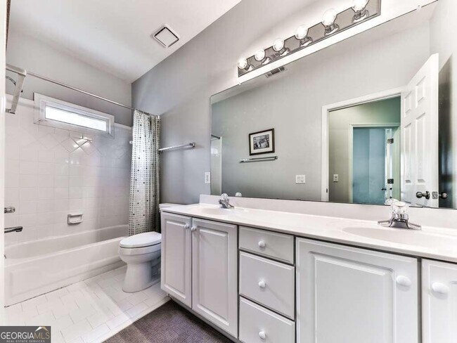 Building Photo - 2045 Town Lake Hills W