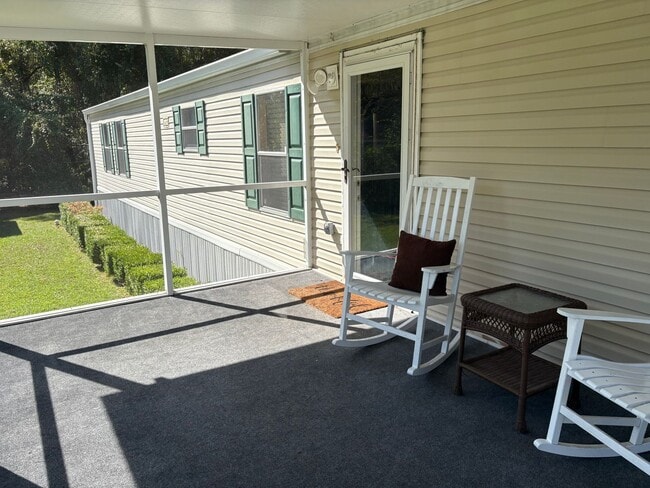 Building Photo - 3 Bedroom in Crawfordville Available Now!