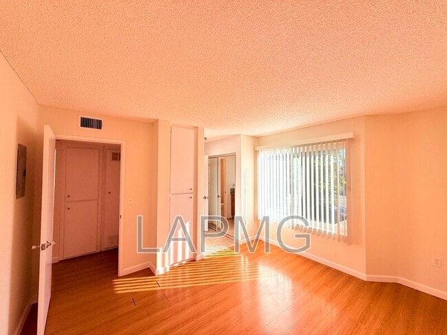 Building Photo - 1059 Western Ave